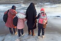 “پل شکسته یا وجدانها، مسئله این است؟! جدال معلم سرابی با رودخانه یخزده برای رساندن دانشآموزان” “پل شکسته یا وجدانها، مسئله این است؟! جدال معلم سرابی با رودخانه یخزده برای رساندن دانشآموزان”