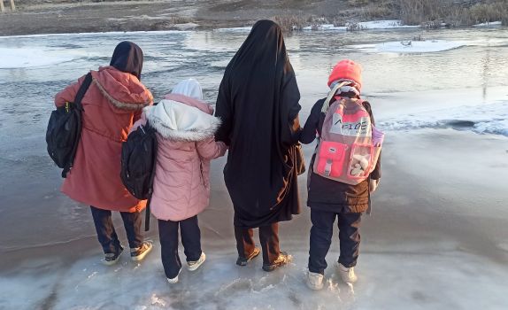 “پل شکسته یا وجدان‌ها، مسئله این است؟! جدال معلم سرابی با رودخانه یخ‌زده برای رساندن دانش‌آموزان”